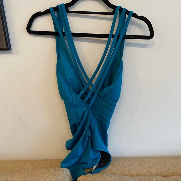 La Blanca Bathing Suit Swim One Piece Island Goddess Cross-Back V-Neck Compress - Picture 2 of 13